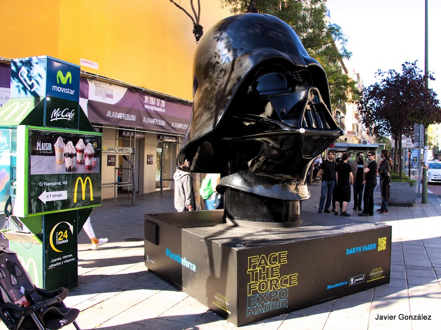 Exposición de 8 cascos en las calles de Madrid. Exhibition 8 helmets in Madrid streets