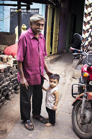 granddfather, grandson, kumbharwada, dharavi, mumbai, india, street photography, streetphoto, 