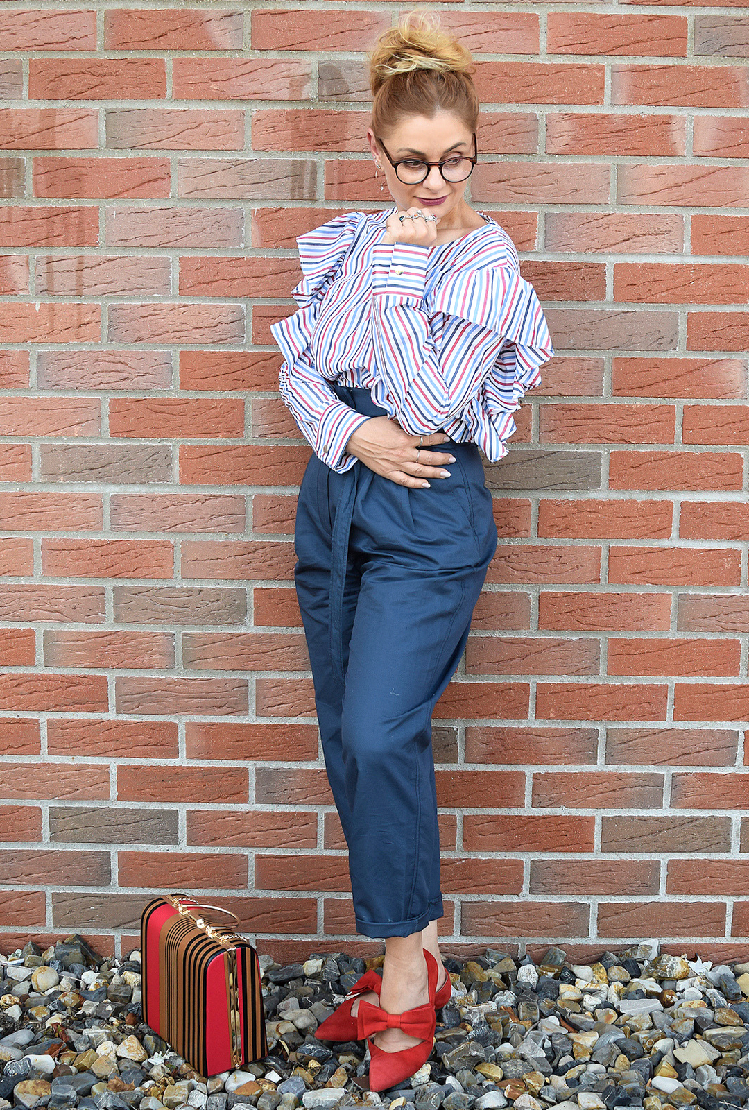 Streetstyle mit Paperbaghose, Gestreifte Bluse Outfit mit Paperbaghose in Dunkelblau, Streifenbluse