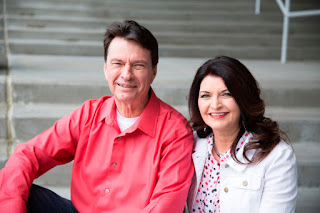 Pastors Rod & Rebecca Sundholm - imagine preluată din site-ul bisericii: http://www.newcreationchurch.tv/meet-the-pastors Pastors Rod & Rebecca Sundholm - imagine preluată din site-ul bisericii: http://www.newcreationchurch.tv/meet-the-pastors