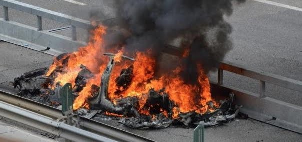 Muore bruciato dentro un'Auto Tesla dotata del sistema Autopilot dopo un incidente stradale