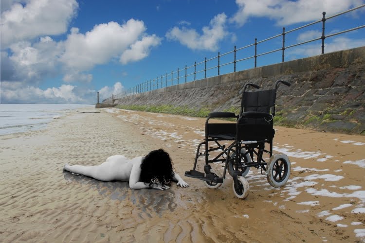 THE NICEGUIDELINES BLOG: Brave disabled woman poses naked on the beach
