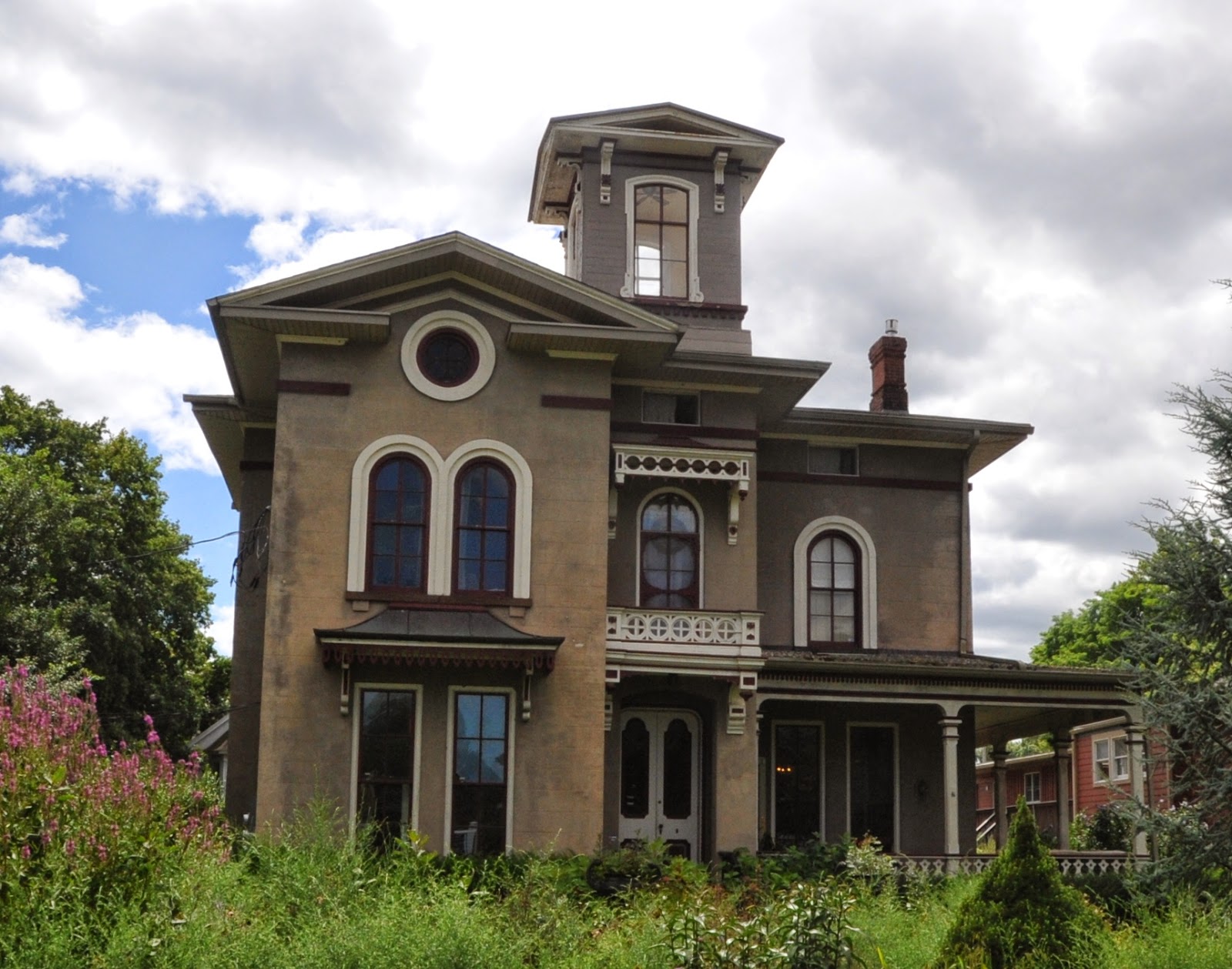 the-picturesque-style-italianate-architecture-the-worman-apgar-house