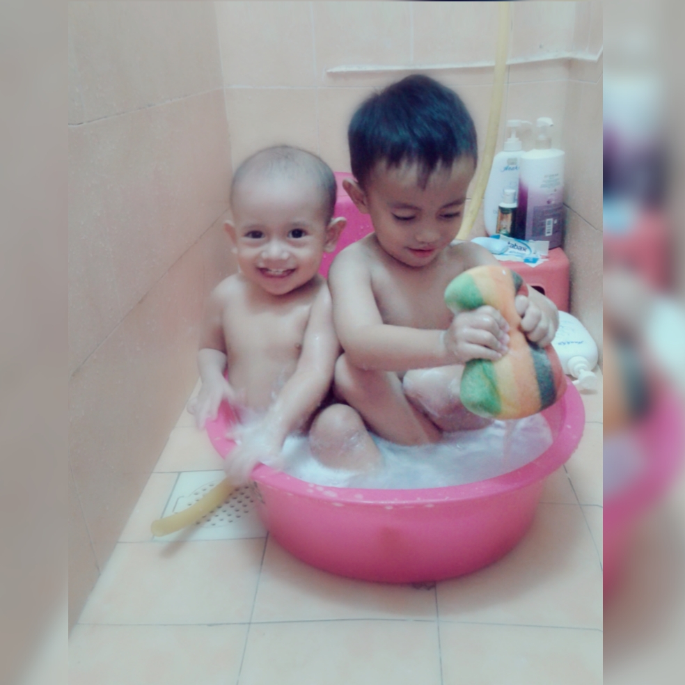 11+ Arti Mimpi Mandi Bersama Anak Kandung