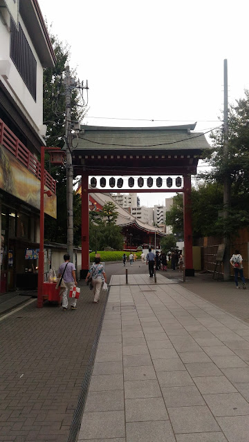 Une des portes du sanctuaire avec le temple au fond