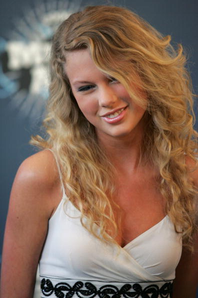 Red Carpet Dresses: Taylor Swift - CMT Music Awards 2006