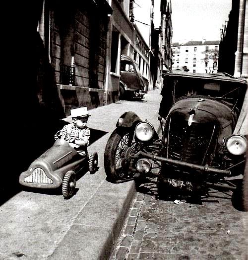 COMO CADA MAÑANA, de Luis García Montero. Fotografía de Robert Doisneau. Libro ReferenciaCarlos Morales, "Un rostro en el jardín", Col. Cuadernos del Mediterráneo, El Toro de Barro, Tarancón de Cuenca 2000