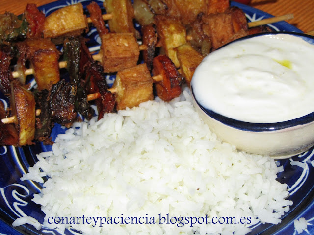 Pinchitos de verdura y tofu ahumado