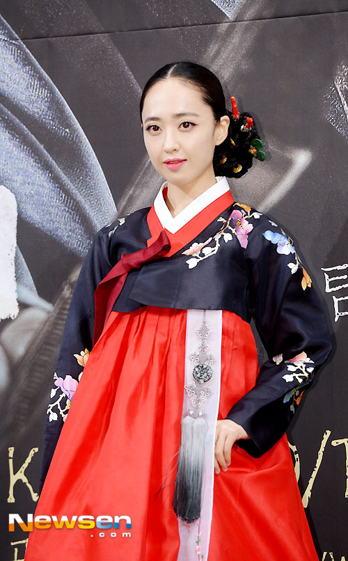 오늘자 동양화 찢고나온 김민정 한복자태 | 인스티즈