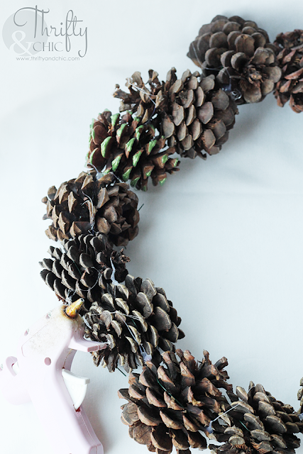 DIY Winter pine cone wreath. DIY pine cone crafts. DIY Christmas wreath tutorial. Christmas craft ideas. Easy Christmas crafts. DIY Christmas decor.