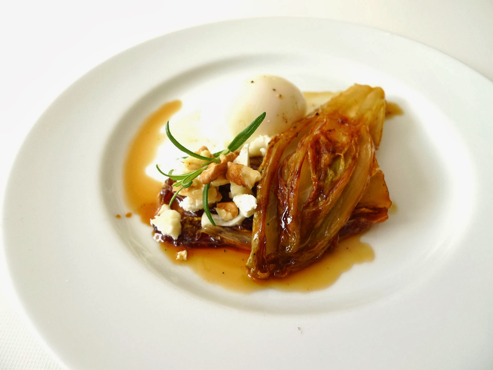Honey & Dijon: ENDIVES BRAISÉES AU MIEL / CHÈVRE / NOIX ET OEUFS MOLLETS