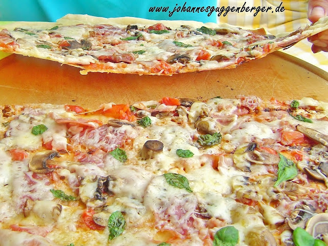 stuttgartcooking: Pizza vom Holzkohlegrill vor dem Haus