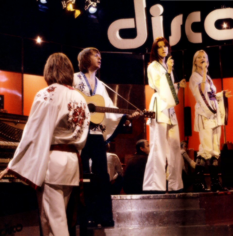 Группы 1976 года. ABBA 1976. Группа абба 1976 год. ABBA Disco. Группа Авва выступает в трусиках.