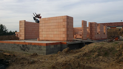 Elévation des murs avec des briques compatibles RT 2012, posées au mortier et pas avec de la colle