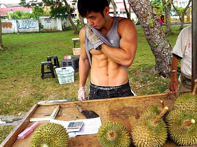 Pria Kekar yang Viral karena Jualan Durian