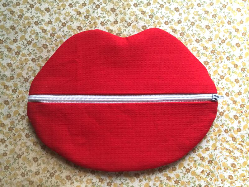 Red Lips Makeup/Cosmetic Bag. Photo Sewing Tutorial. Step by step.
