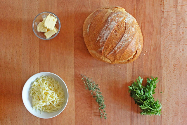 Λαχταριστό Σκορδόψωμο με Μοτσαρέλα / Delicious Garlic Bread with Mozzarella Λαχταριστό Σκορδόψωμο με Μοτσαρέλα / Delicious Garlic Bread with Mozzarella