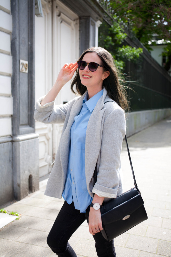 Outfit preppy in oversized blazer, glitter socks and pink loafers
