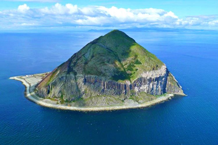 Ailsa Craig granitten oluşan bir adacıktır, yaklaşık 2 milyon dolara satılmaktadır.