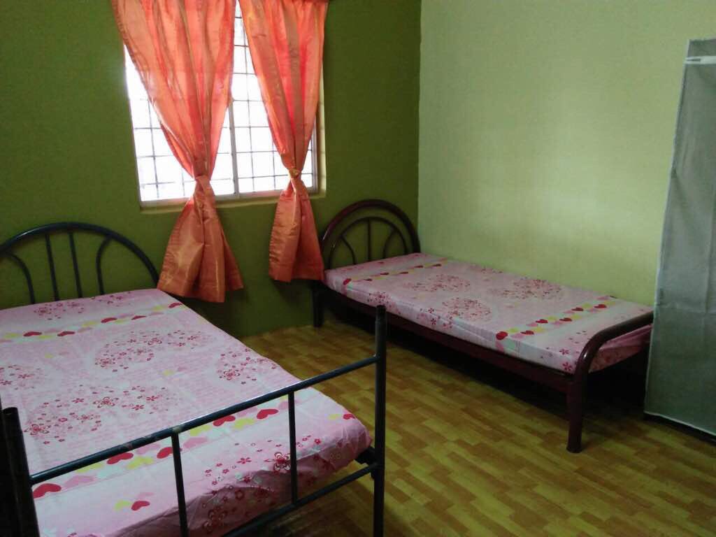 Tolonglah Jangan Sewa Bilik Di Rumah Ini Tak Tahan Diganggu Dah Puas Bersembang Dengan Ann Masuk Bilik Tidur Dia Tak Nak Dengar Bunyi Itu Pasanglah Lagu Sambil Menghilangkan Rasa Takut