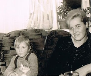 Klein-Reserl mit der ersten Katze und die Reserl-Mama :-)