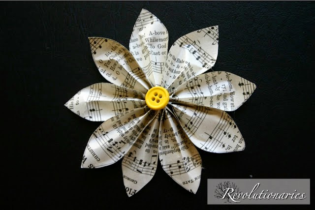 Broche con forma de flor con papel reciclado en Recicla Inventa