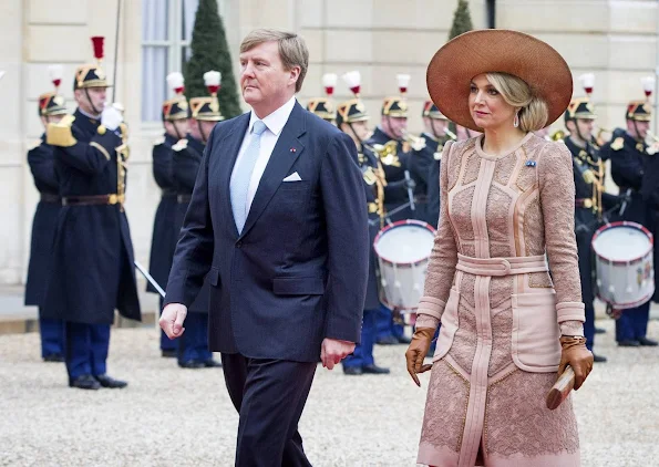 French President Francois Hollande, welcomes King Willem-Alexander and Queen Maxima of the Netherlands upon their arrival for a meeting, at the Elysee palace
