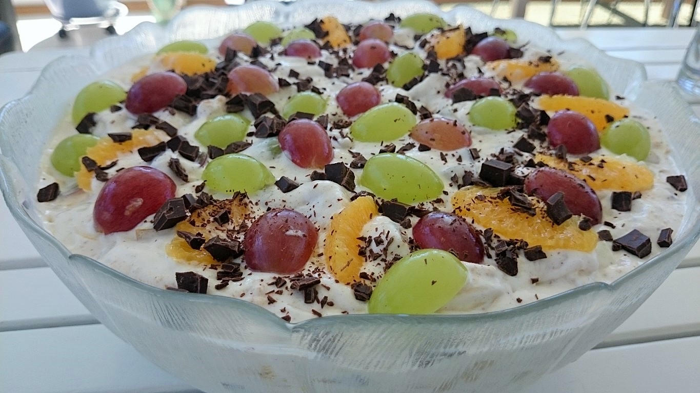 saras-madunivers-l-kker-frugtsalat-med-makroncreme