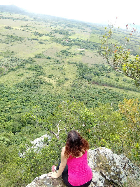 foto de Mariana Dobrila mirando el cerro mbatobi, tu esencia viajera