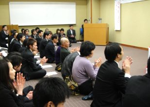 三遊亭楽春の心の繋がり講演会風景です。 三遊亭楽春の心の繋がり講演会風景です。