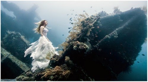 Menakjubkan! Model Wanita Menyelam Didasar Laut Dengan Berlatar