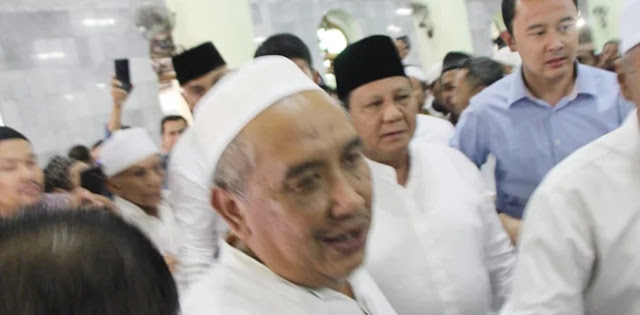 Semula di Tengah, Takhmir Masjid Kauman Meminta Prabowo Pindah dan Duduk di Shaf Depan Semula di Tengah, Takhmir Masjid Kauman Meminta Prabowo Pindah dan Duduk di Shaf Depan