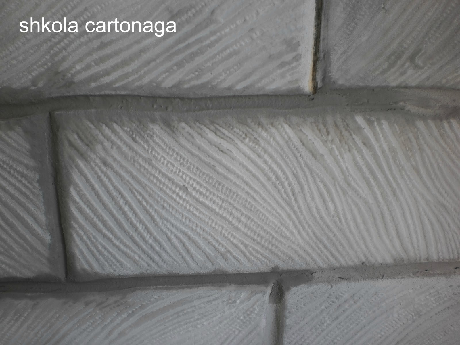Кирпичная стена из потолочной плитки