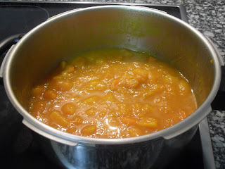 Haciendo la crema de calabaza y zanahoria con jengibre.