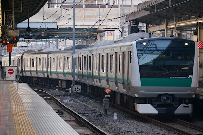 池袋駅に入線する埼京線E233系