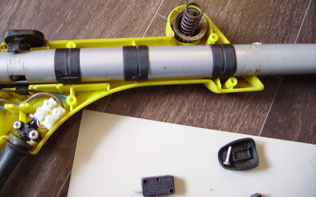 неподвижная фиксация ручки штанги в пластмассовом корпусе электрокосы