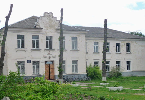 Батурин. Школа и школьный двор Батурин. Школа и школьный двор