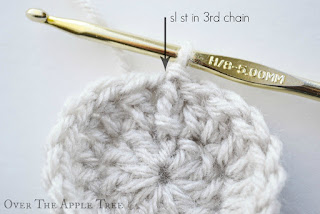 V-stitch Winter Beanie, free pattern, Over The Apple Tree