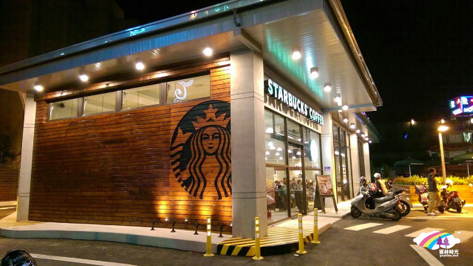 Starbuck Coffee星巴克斗六門市 於雲林路隆重開幕, 去朝聖一下~