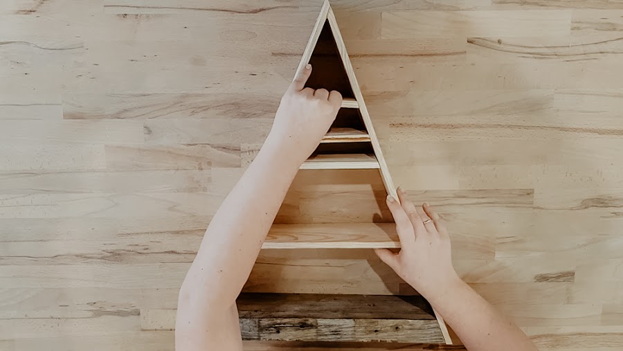 muebles de palet, reciclar palet, estanteria para minerales, estanteria triangulo, estanteria madera, esenciaindie