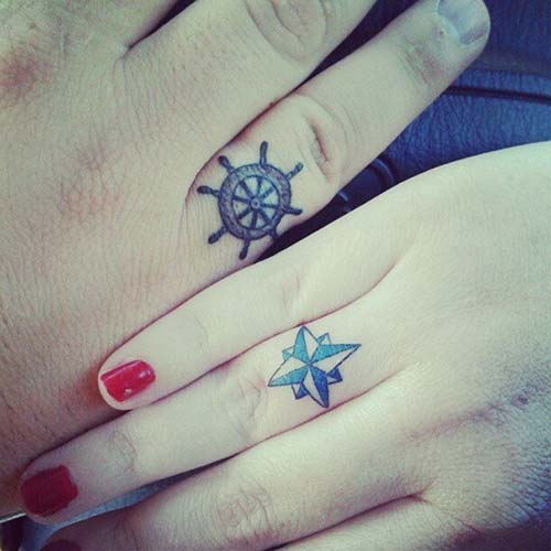 wheel and compass ring finger tattoo dümen ve puzula yüzük parmağı çift dövmesi wheel and compass ring finger tattoo dümen ve puzula yüzük parmağı çift dövmesi