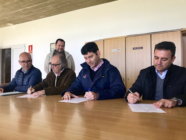 http://www.esvalverde.com/2018/11/inicio-obras-pista-atletismo-campo.html