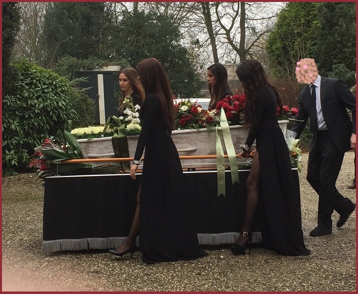 Bondtehond bij het liquidatieproces Misdaadjournalist Martin Kok naast Cor van Hout begraven op