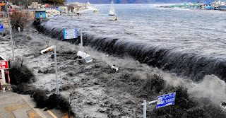 Kecepatan tsunami dapat menyapu apa saja yang dilaluinya Kecepatan tsunami dapat menyapu apa saja yang dilaluinya