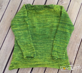 grüner gestrickter Pullover mit Blattmotiv