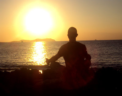 ‘Sungazing’ o la técnica de mirar al sol para curar cuerpo, mente y