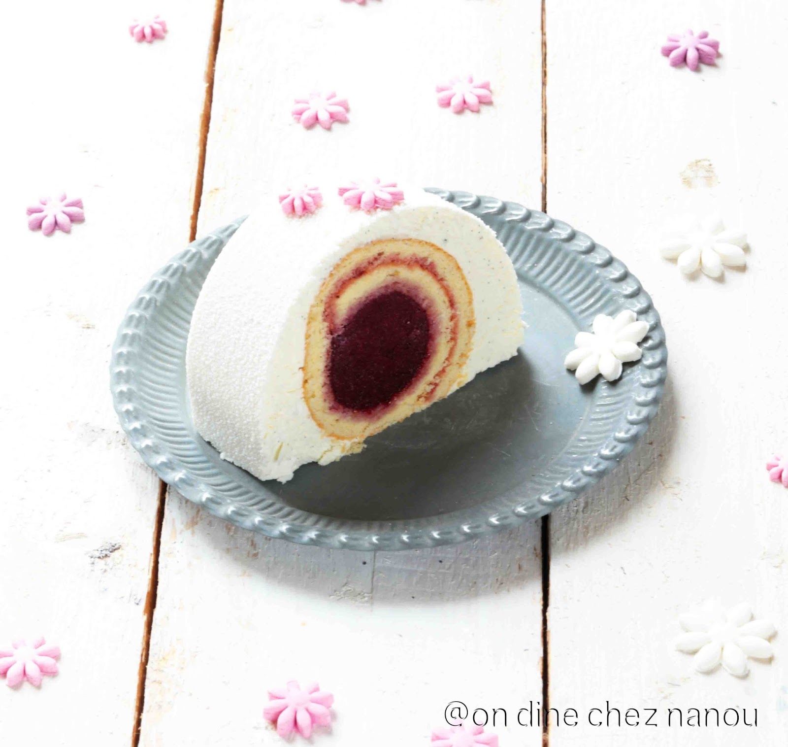 Bûche de Noël vanille gâteau roulé aux fruits rouges / On dine chez Nanou