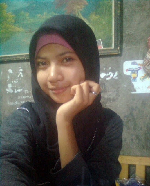 Foto Jilbab ABG Manis Colok Memek Pakai Gayung Air