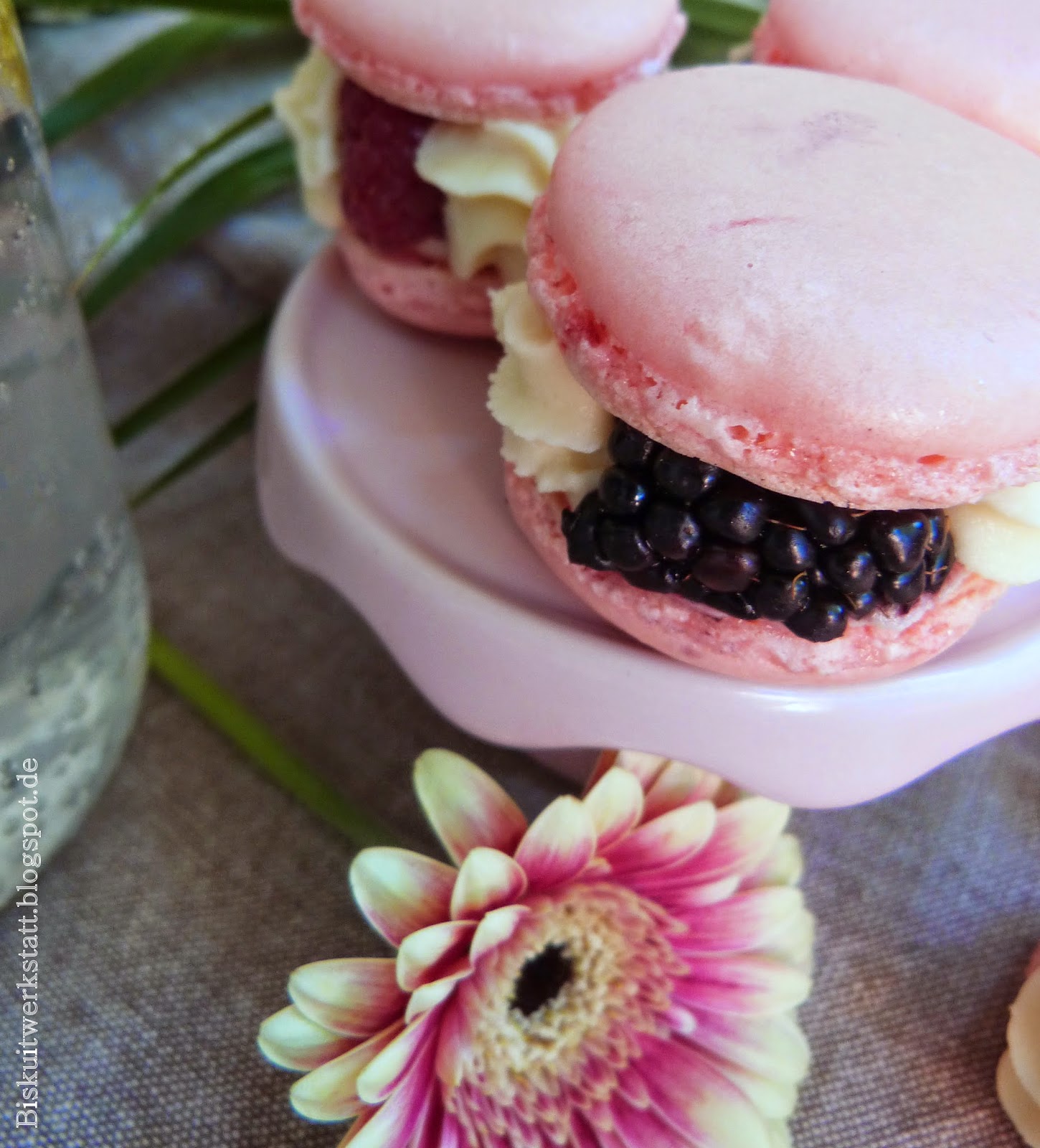 Macarons mit weißer Schokoladenganache und frischen Beeren ...