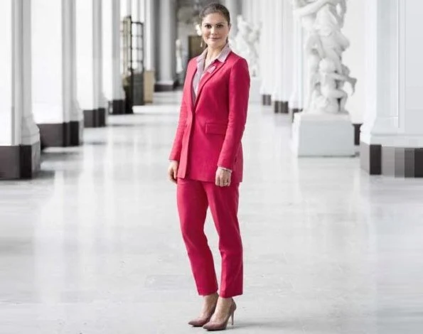 Crown Princess Victoria wore Lexington Company Frida Blazer and Trousers and a pink silk blouse, a pink ruby earrings at Pink Ribbon 2018 meeting